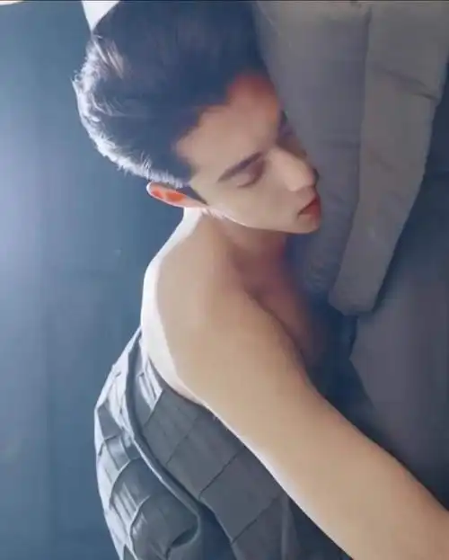 王鹤棣在节目里露腹肌,虽然轮廓明显,却还是遭到众人吐槽?