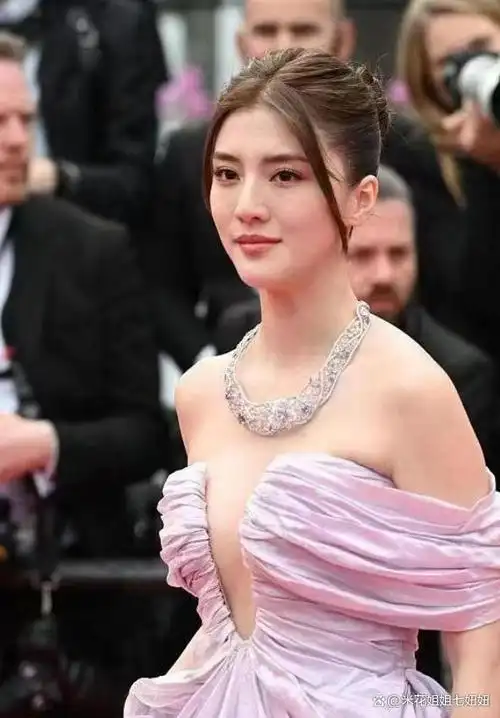 吴千语戛纳秀好放得开,打扮似东方公主裙,但满身褶皱太廉价