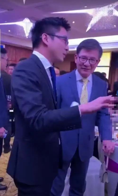 61岁朱玲玲与二儿子霍启山同框,白旗袍美翻比儿媳郭晶晶穿的讲究