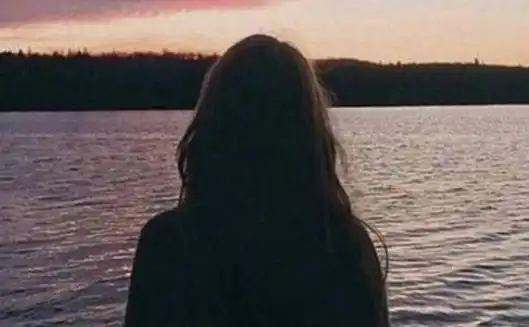 伤感句子图片带字女生心碎