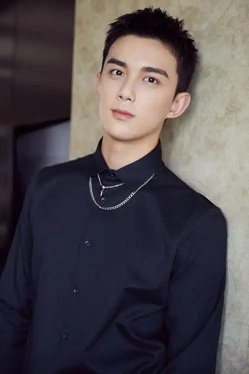 吴磊短发造型"眼神杀"英气十足,白西装配黑衬衫尽显绅士范!