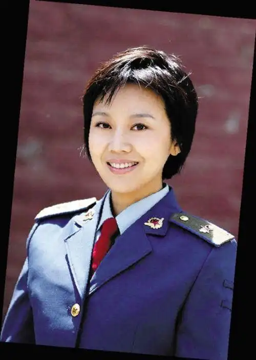 那时候的闫妮身穿87式系列服装,带着红牌,从流露出来为数不多的照片