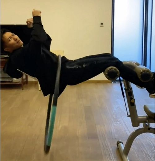 41岁演员谢霆锋健身房悬空转呼啦圈,这腰力好猛,不是一般人能玩