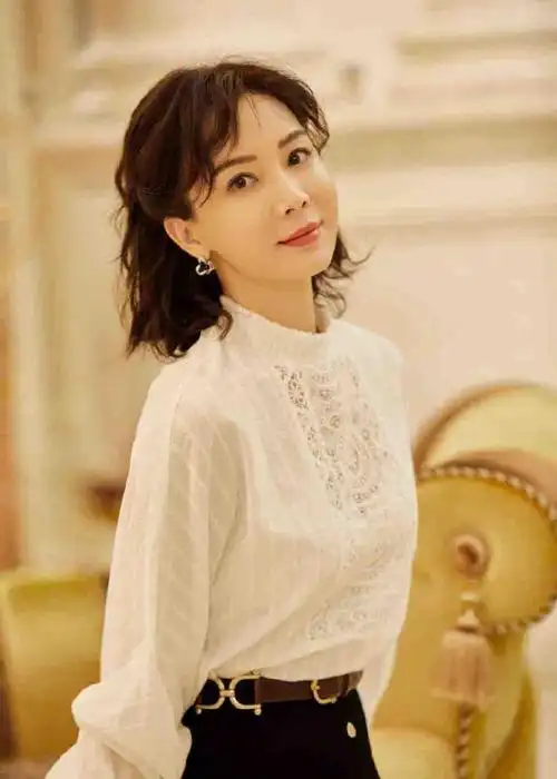 女人过了40岁该剪什么发型?看袁泉陈数就知道了,气质又减龄