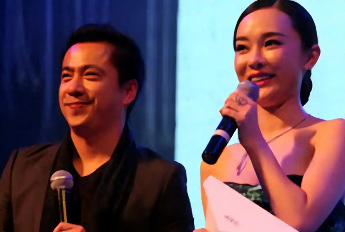 王中磊老婆看霍思燕的眼神火了!三分不屑七分恨意,饱含太多故事