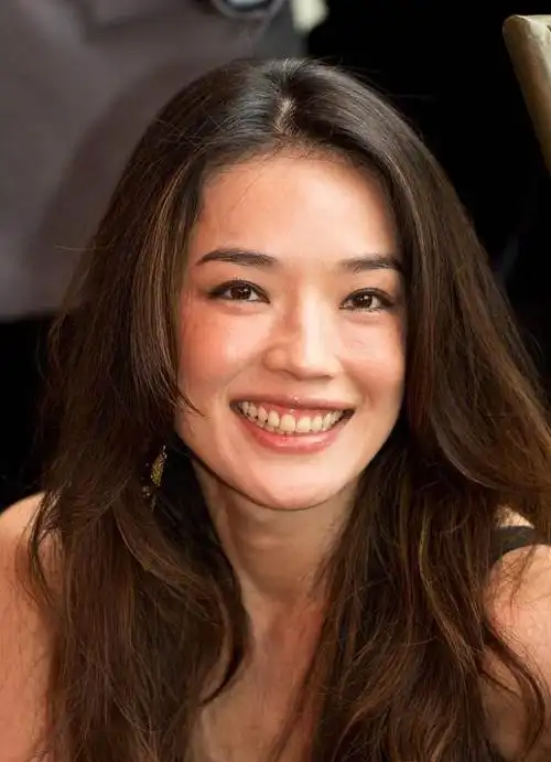 脸型特征:瓜子脸最大的特征就是脸型上部略圆,下部略尖,整体线条比较