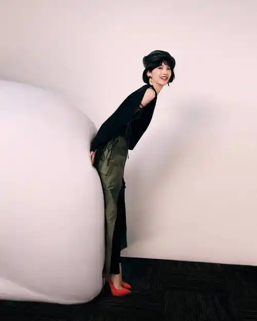 杨丞琳戴贝雷帽穿搭酷飒 对镜头嘟嘴比心甜度满分-易天影视公司-服务