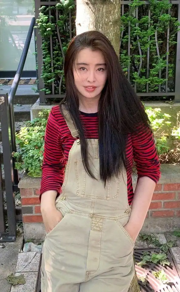 52岁的王祖贤新照,气质依旧,什么水平? zt