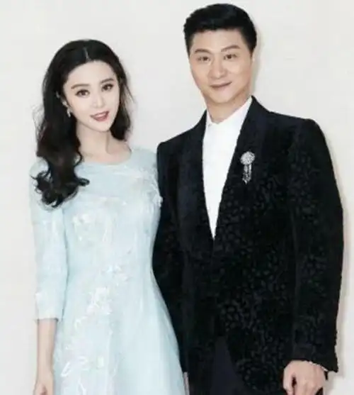 范冰冰爸爸露面,戴翡翠戒指力证依旧富贵,冻龄容貌就像40多岁_范涛