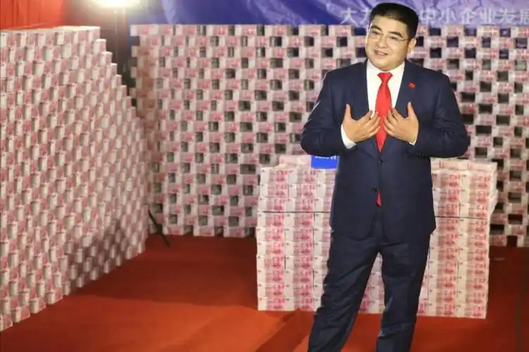 陈光标照片,陈光标晒钱图片(陈光标惊讶图片)