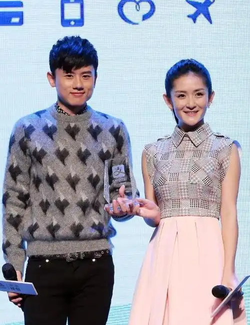 张杰谢娜带仨娃游迪士尼模范夫妻超恩爱十指相扣如热恋的情侣