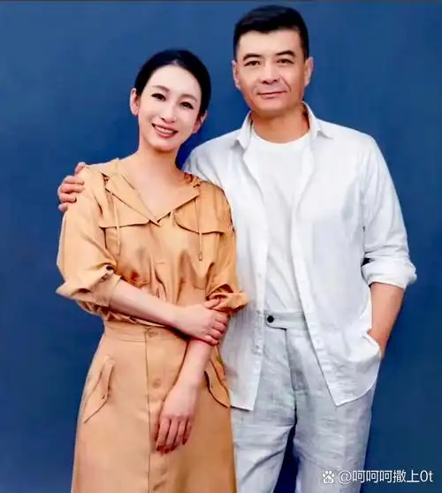 54岁王新军现在面孔松垮得像晒瘪的番茄,老婆秦海璐倒是像棵水灵灵的