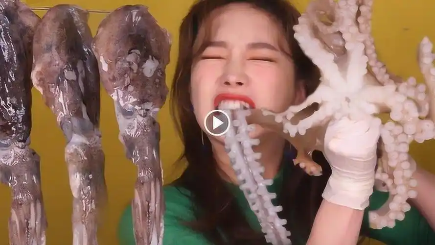 美女爱上韩国著名美食,生吞活章鱼?现场不忍直视!