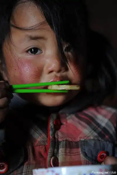 纳雍县,左(儿鸟 读ni)戛彝族苗族乡,孩子在家吃中饭,对贵州贫困山区的
