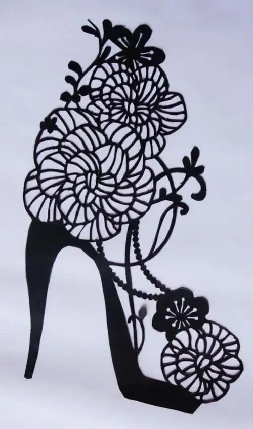 剪纸是一种用剪刀或刻刀在纸上剪刻花纹的民间艺术.