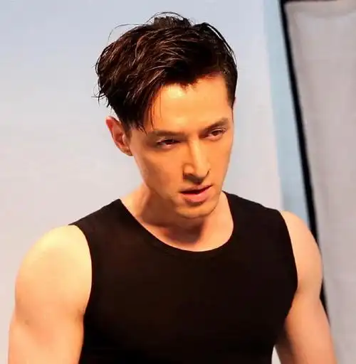 胡歌穿黑色背心打拳荷尔蒙爆棚 身材健壮肌肉明显_蛋七蛋舞