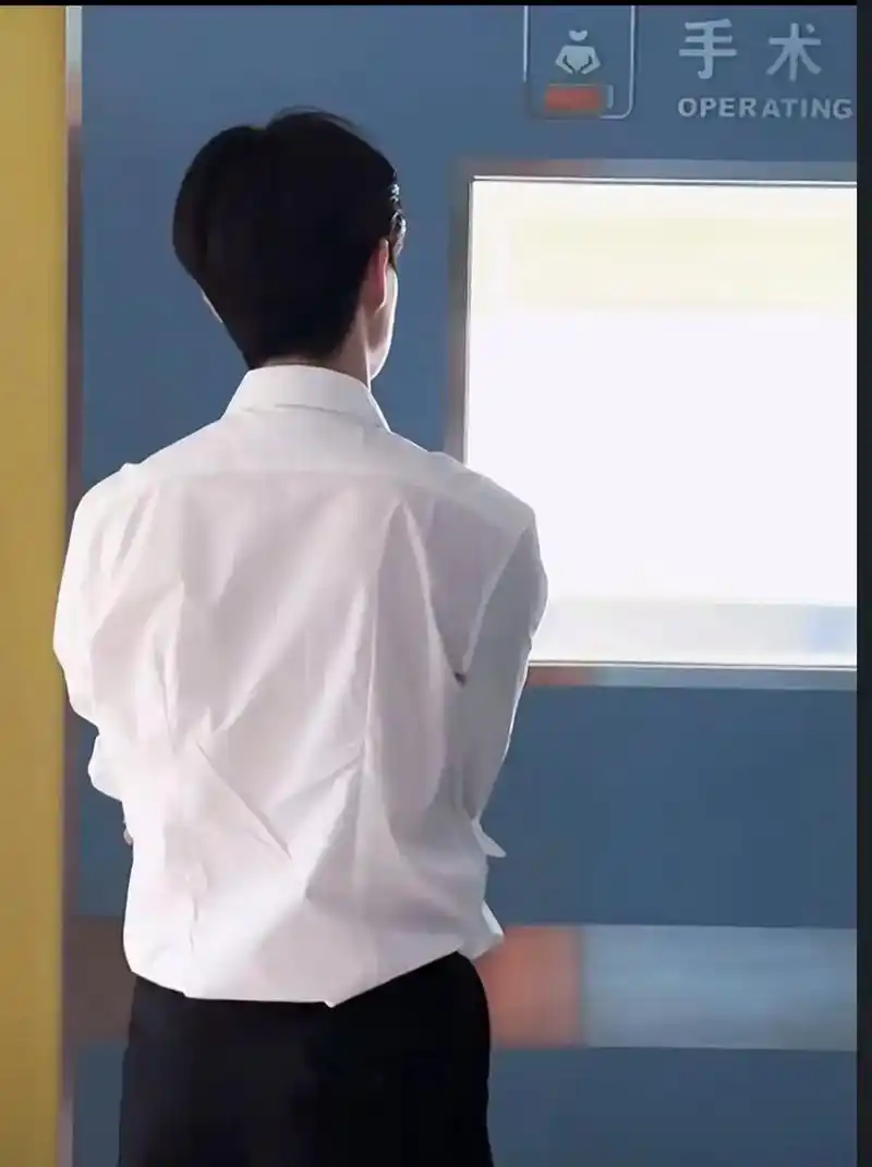 白衬衫 刷抖音看到这个背影,让我想起一些事情