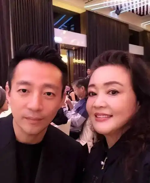 张雨绮曾期待前男友汪小菲能援助解约的资金,然而,这位商业界的悍将