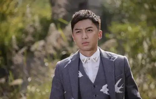 tvb小生袁伟豪被网友说是丑男直言不开心只能尽力做好自己