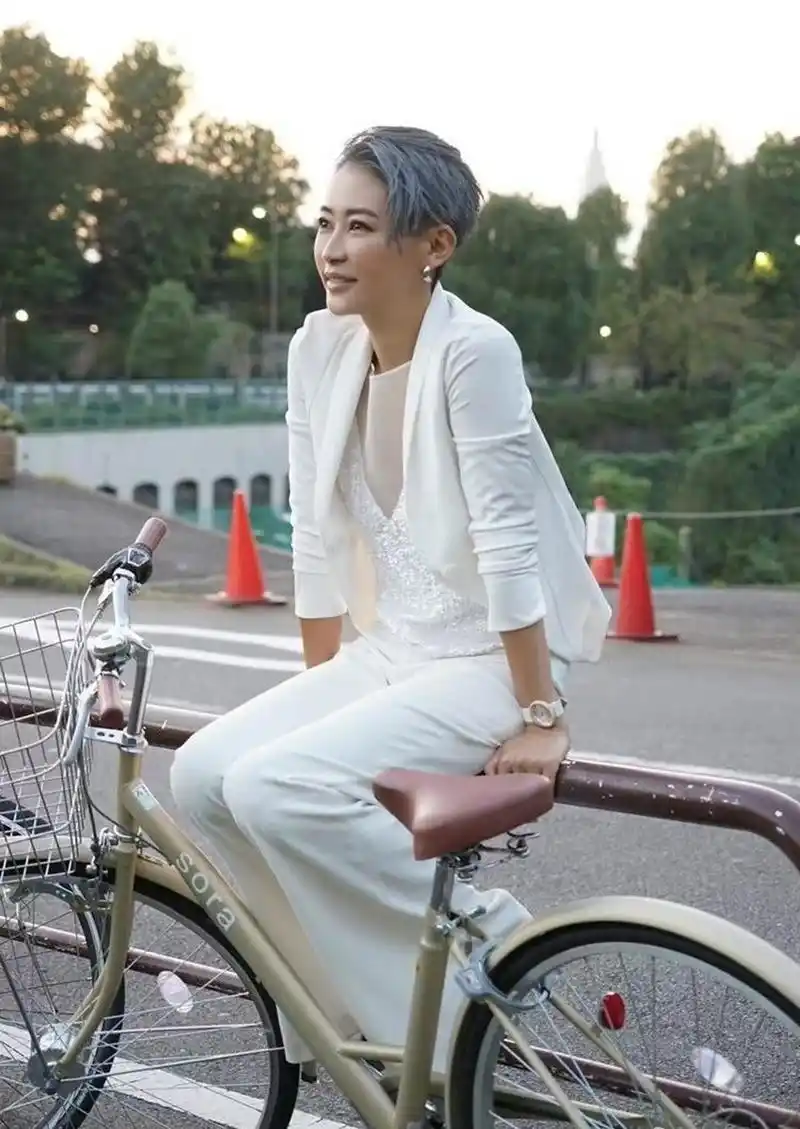 梁静在国外美得真高调,短发挑染成奶奶灰张扬又帅气,看着比190cm管虎