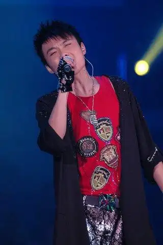 姚政参加北京跨年演唱会力邀偶像郑钧助阵图