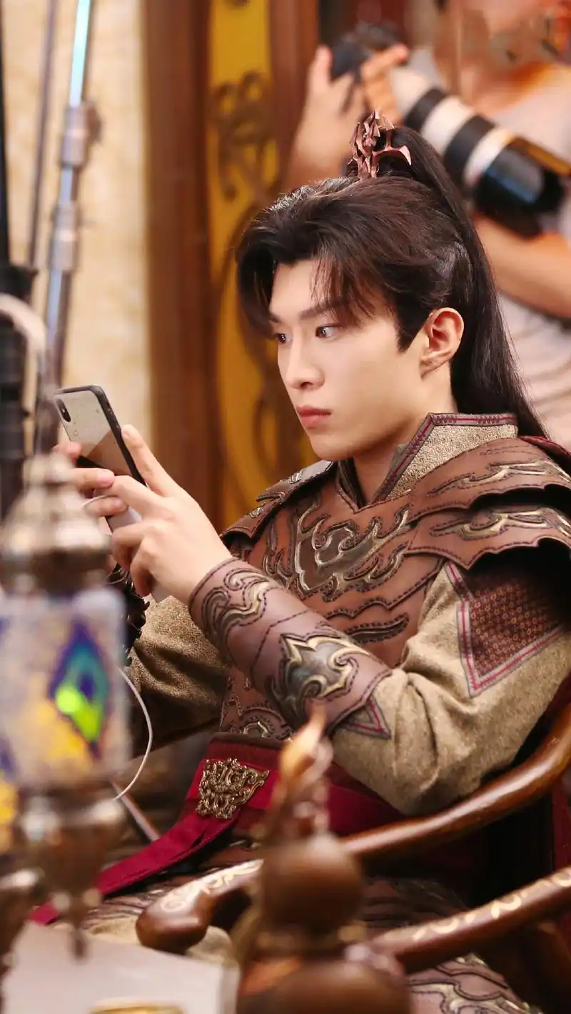 组图:范丞丞新剧古装造型曝光 穿盔甲束发你可不可?