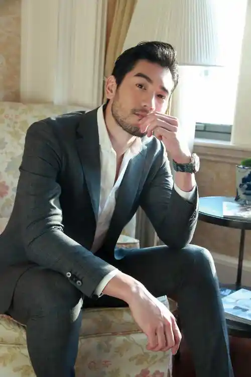 高以翔灰色西装亮相 亲自送粉丝玫瑰超暖心