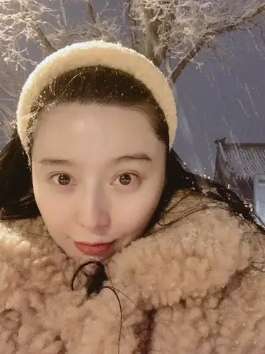 原创范冰冰晒素颜赏雪九宫格皮肤白皙张口大笑秀色可餐