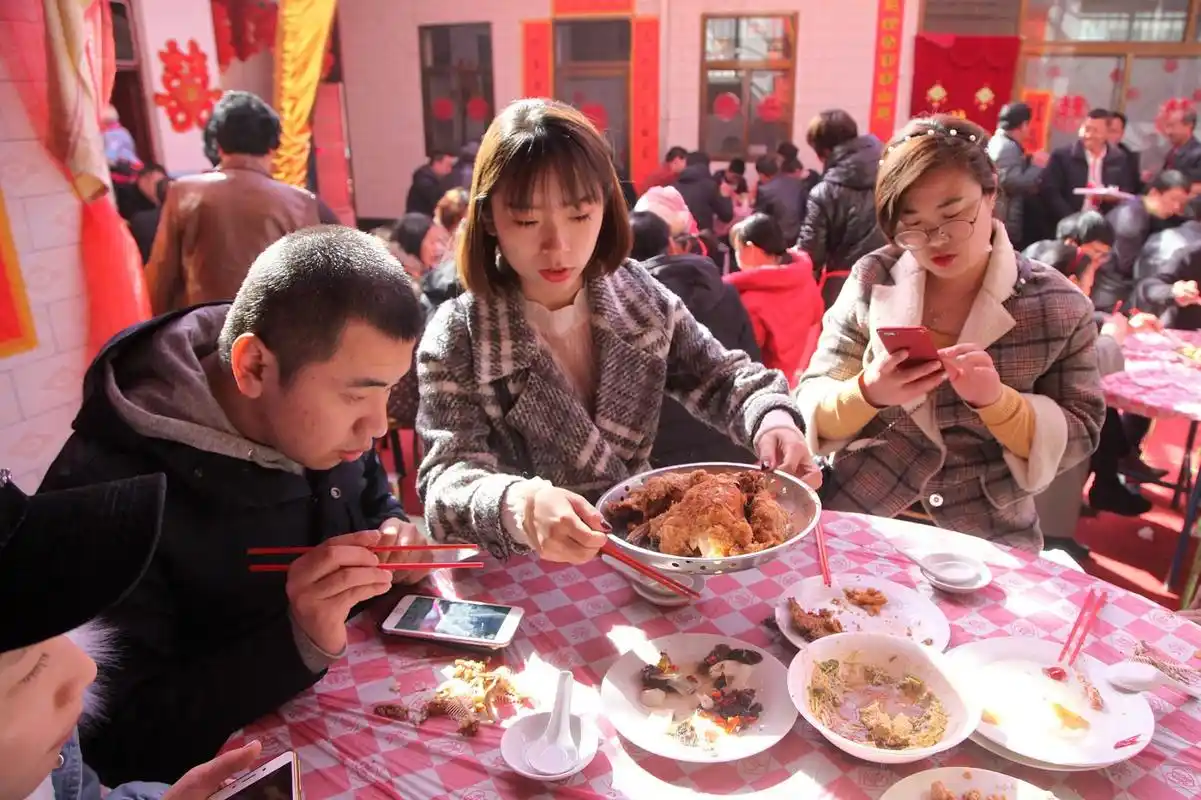 所以很多人会选择这个时间段,但是相比上个世纪的农村婚宴现在明显有