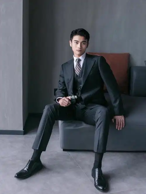 穿这西装出去遛遛摄影师加鸡腿