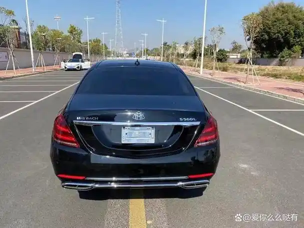 30多万20款奔驰迈巴赫s560以其非凡的气度和无可比拟的奢华