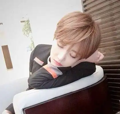 女生短发2017最新帅气发型:分分钟撩人的超短发型