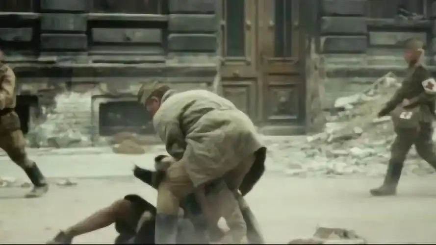 战败国的女人在众目睽睽大街上被士兵拖去角落战争的残酷