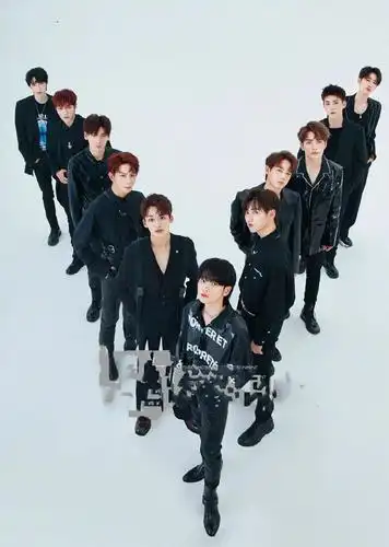 676767前两天r1se的成员在新的头像中全体都用了曝光过度的照片