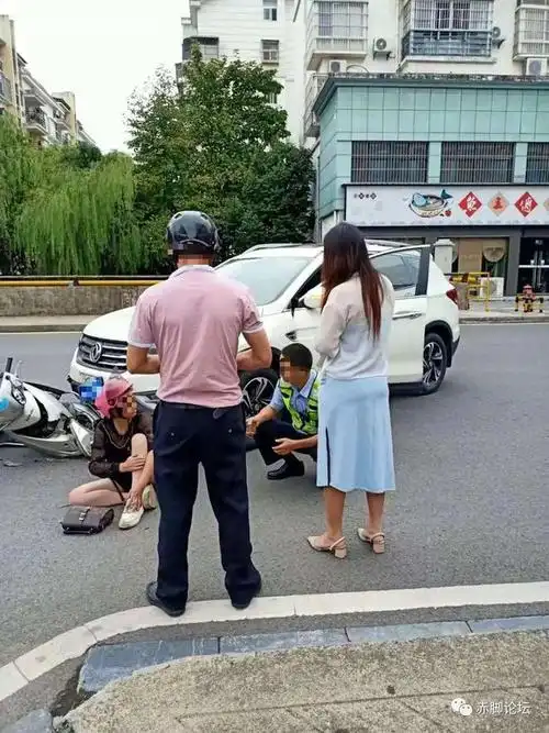 今早突发踏板车女子在远安航天路被撞