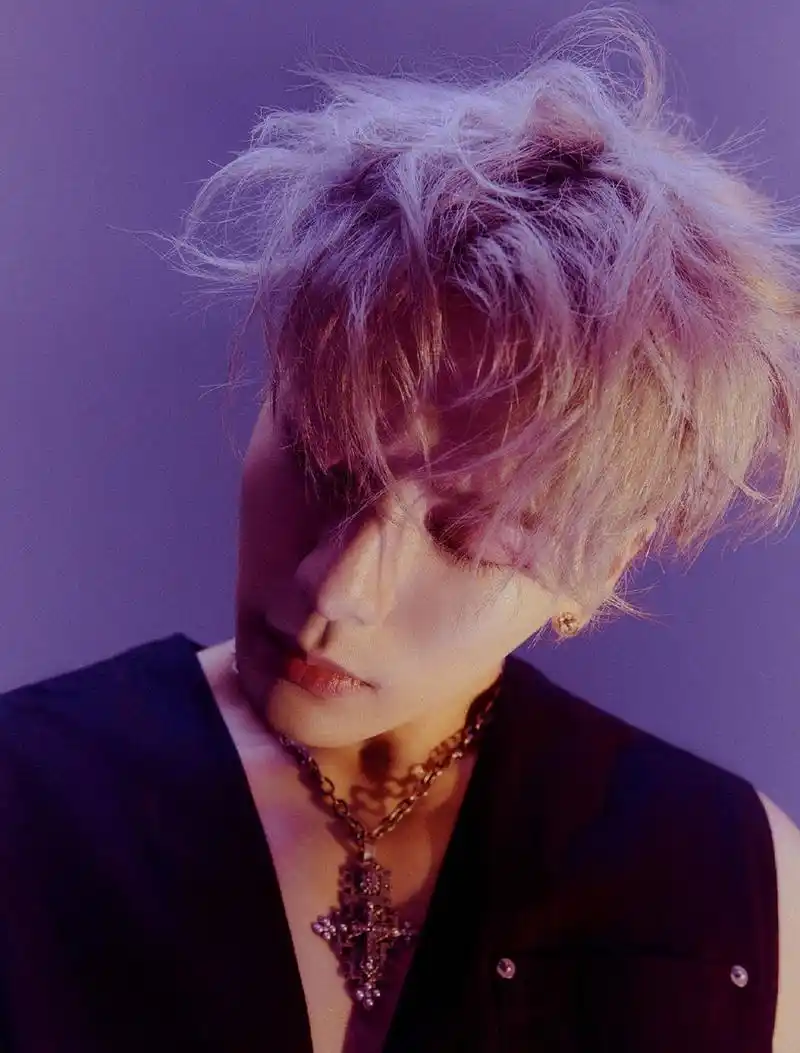 王嘉尔最新写真,喜欢他的人是有原因的,好想也去看一场他的演唱会啊!