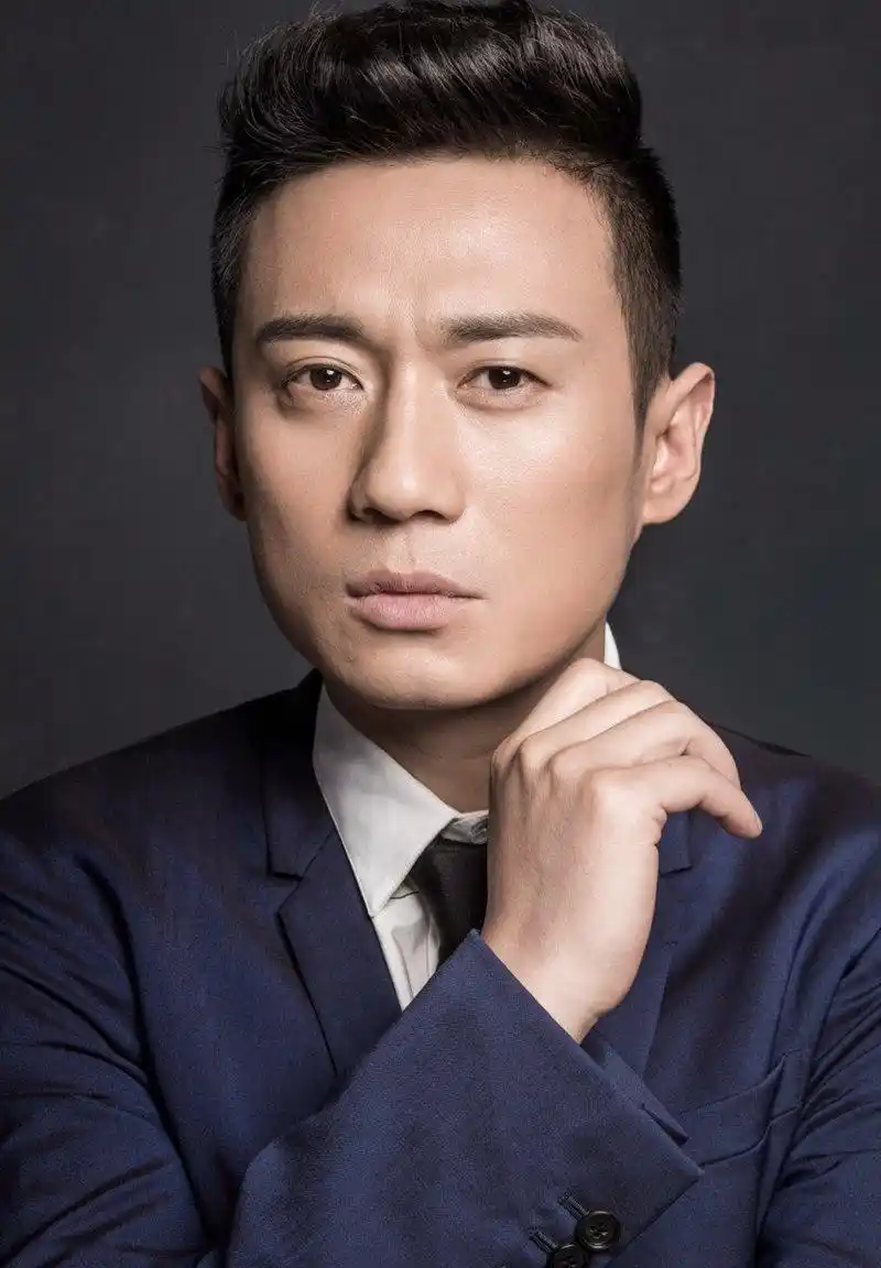 徐洪浩最新写真曝光简洁精致演绎绅士魅力