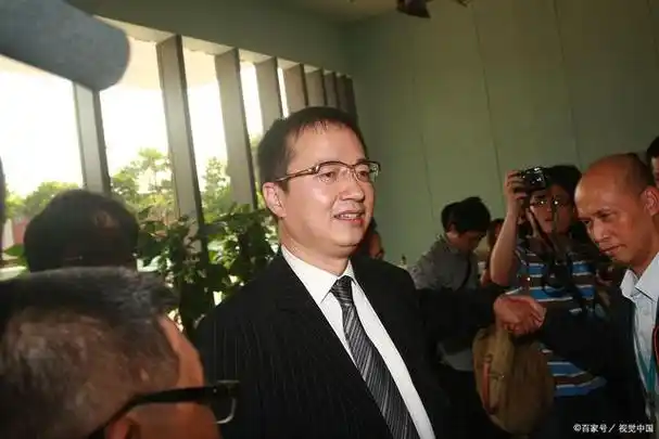 黄子韬的父亲,黄忠东,是青岛商界的一颗璀璨明星,商业版图横跨多个