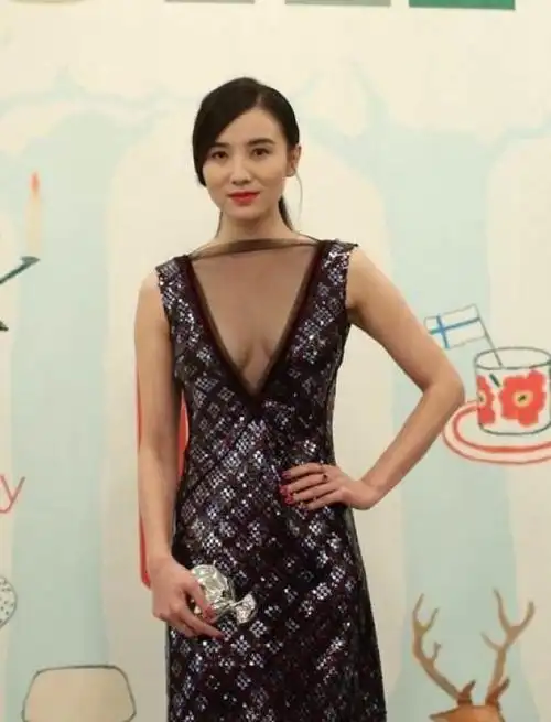 宋佳穿礼裙秀身材侧边开叉到大腿性感优雅美得认不出