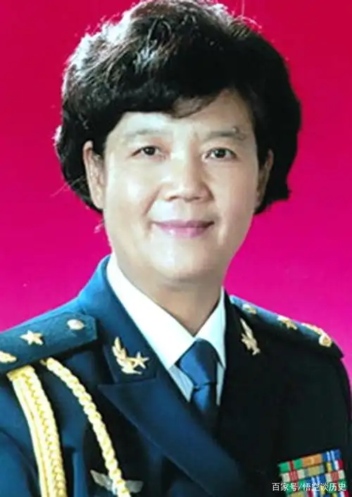她是解放军第一位女飞行员将军,17岁参军入伍,55岁授少将