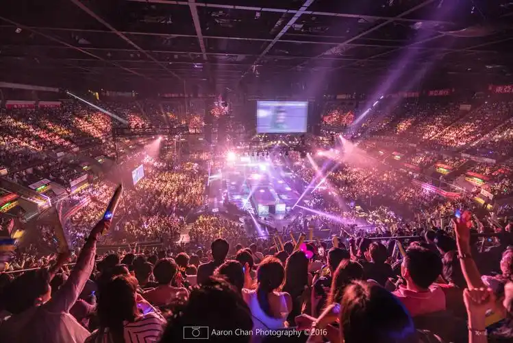 1/126"街拍中国"九月赛第三届全国青年摄影大展城市红磡演唱会色彩