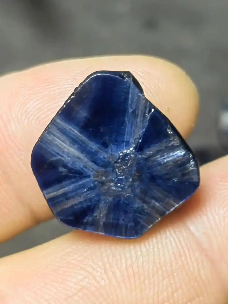 天然山东蓝宝石达碧兹宝石原石宝石晶体结构好图案清晰颜色深蓝漂亮