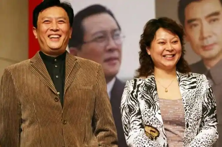 回顾壮丽嫁大12岁唐国强婚后连生两子如今一家五口幸福美满