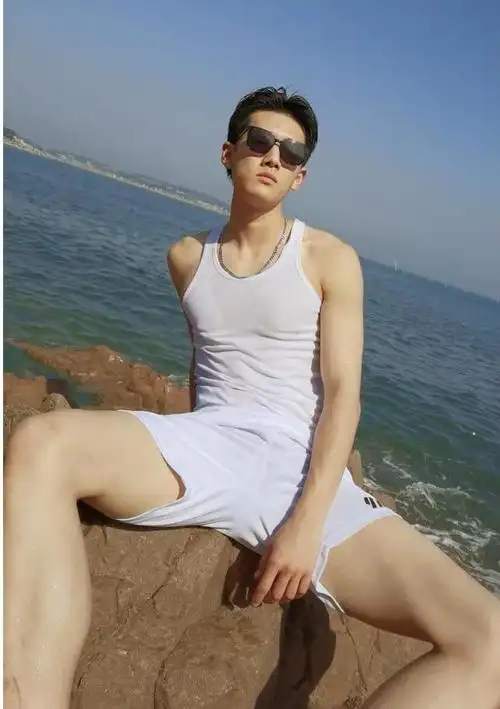 海边的白背心鲜肉帅哥,这腹肌有点养眼哦