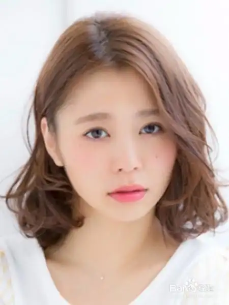 圆脸妹子适合什么发型?这些中短烫发瘦脸效果好