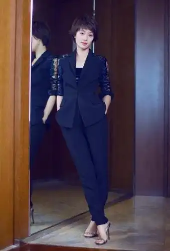 马伊琍穿搭也翻车,衬衫搭烟管裤随意又显矮胖,44岁状态很真实