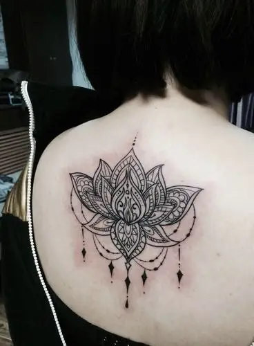 落在脊椎中间的时尚莲花纹身图片