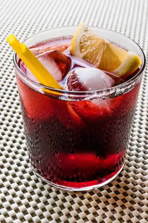 美式咖啡鸡尾酒与柠檬和冰