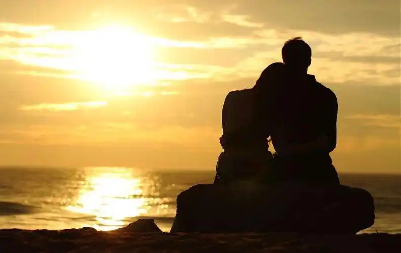 两人互相依偎,内心无比的喜悦