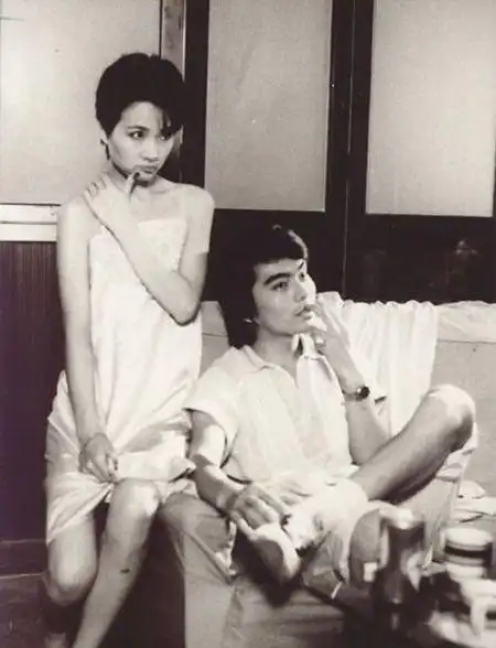 其实黄建萍曾经就是内地知名演员许亚军原配妻子,只不过最后两人离婚